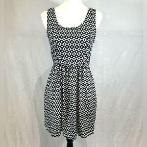 Black and white geometric print smocked ladder back dress w/ pockets size small